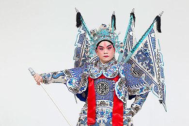 《烈焰之刃》全新预告 手持神兵砍凶残怪物